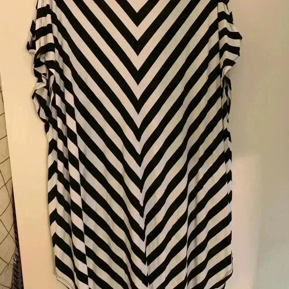 Black and White Open Shoulder Top - Picture 4 of 5
